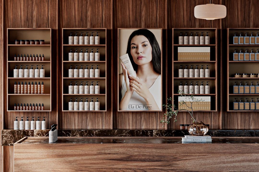 Ein stilvolles Produktregal eines Markenstores mit Hautpflegeprodukten und einem Werbeposter.