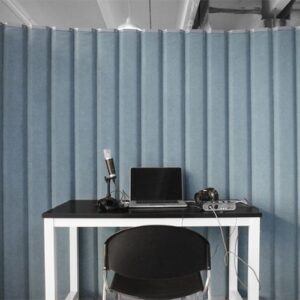 Homeoffice-Schreibtisch mit Laptop, Mikrofon und Akustikabsorbern