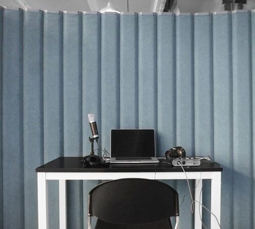 Homeoffice-Schreibtisch mit Laptop, Mikrofon und Akustikabsorbern